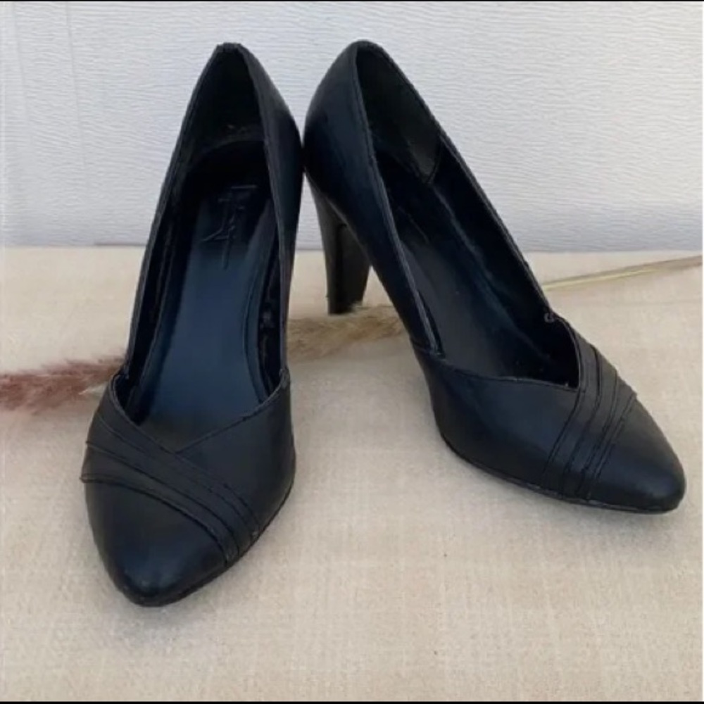 Forever 21 Black Faux Leather Pumps